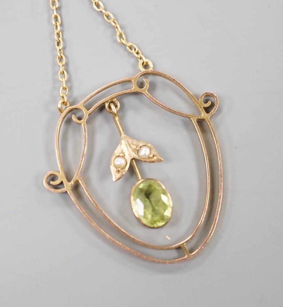 An Edwardian 9ct, peridot and seed pearl set drop pendant, 25mm, gross weight 1.6 grams.